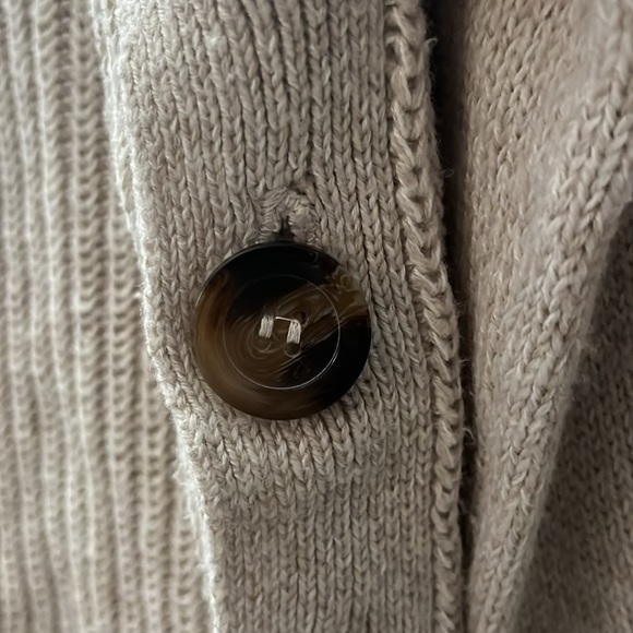 Beautiful beige sweater with 4 accent buttons going up each side. Size medium. - Picture 4 of 6